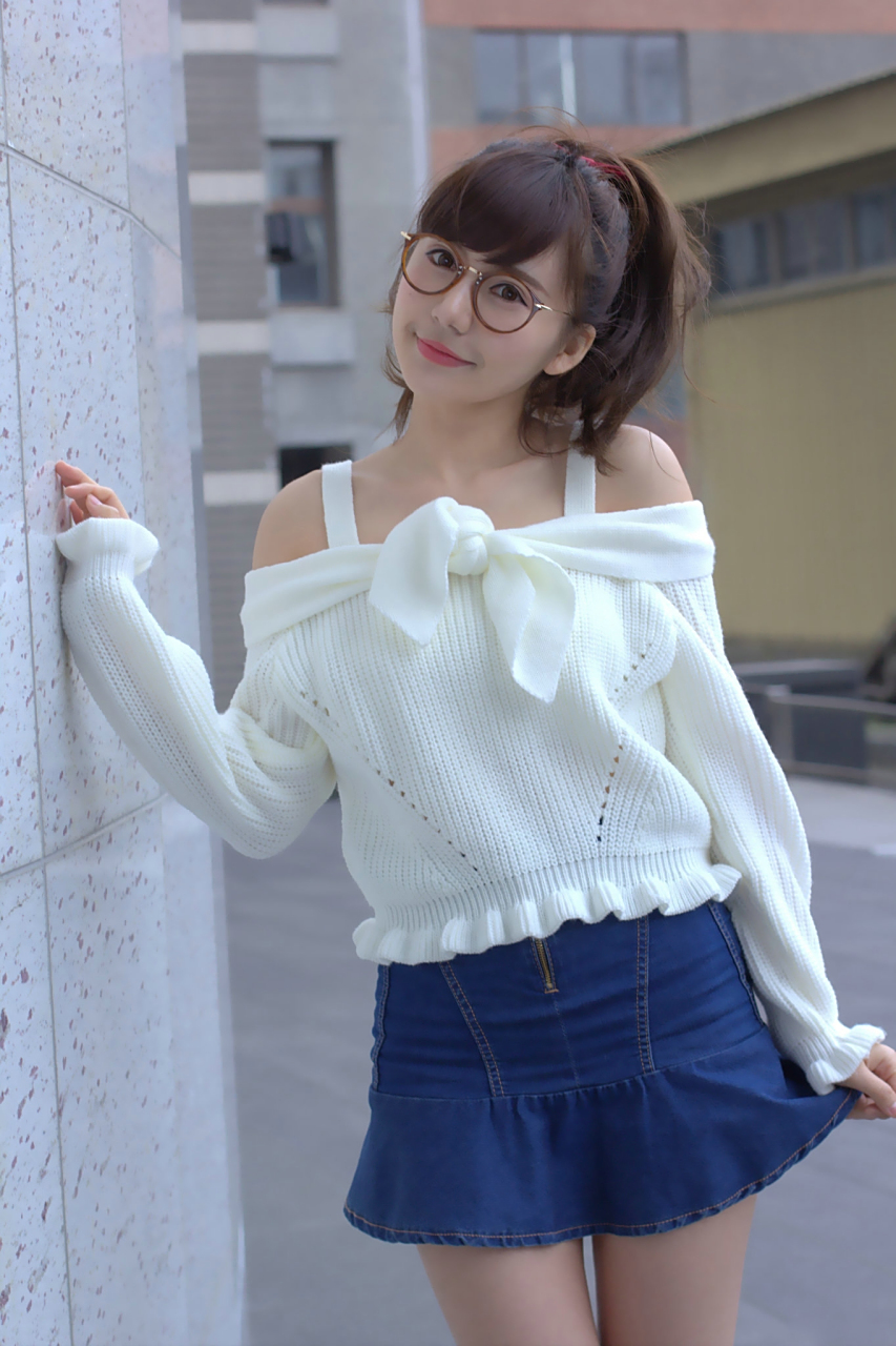 户外人像摄影美图,带着圆框眼睛的青春靓丽女孩.