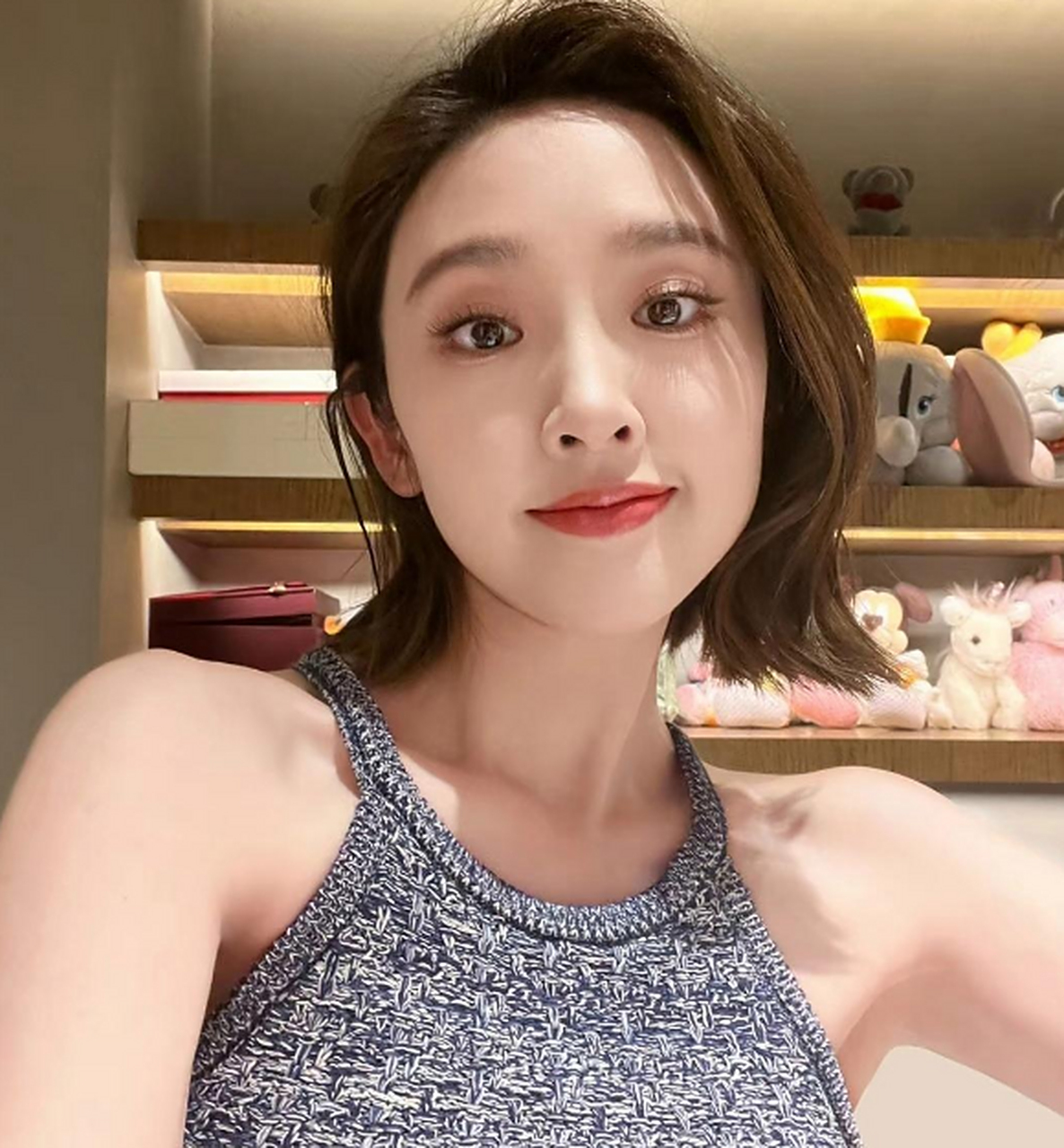 唐艺昕晒生活照,直角肩看着特别羡慕,她本人也是特别白皙有气质.