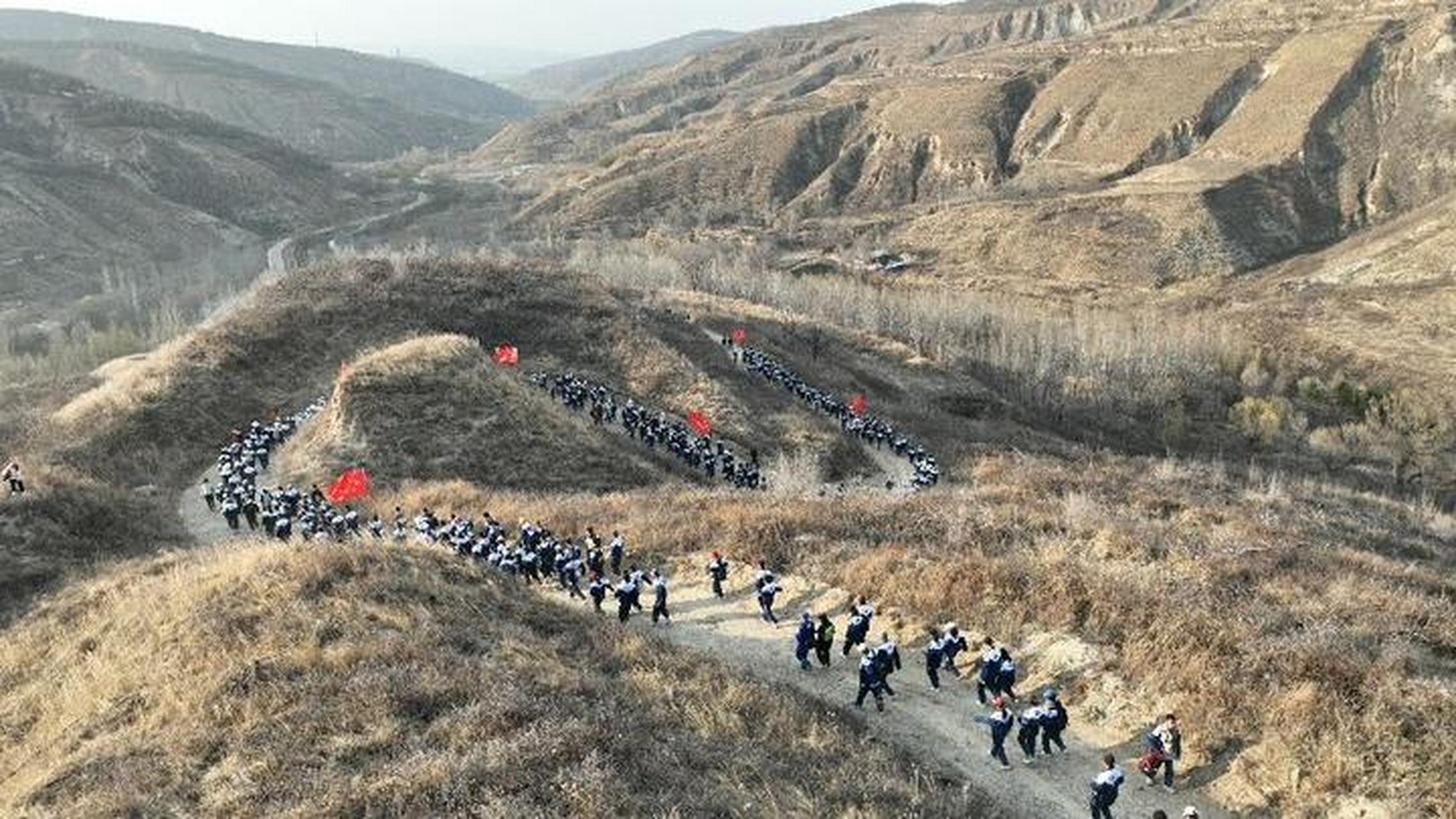 宁夏固原市第二中学连续27年组织2000余名师生徒步54公里前往任山河