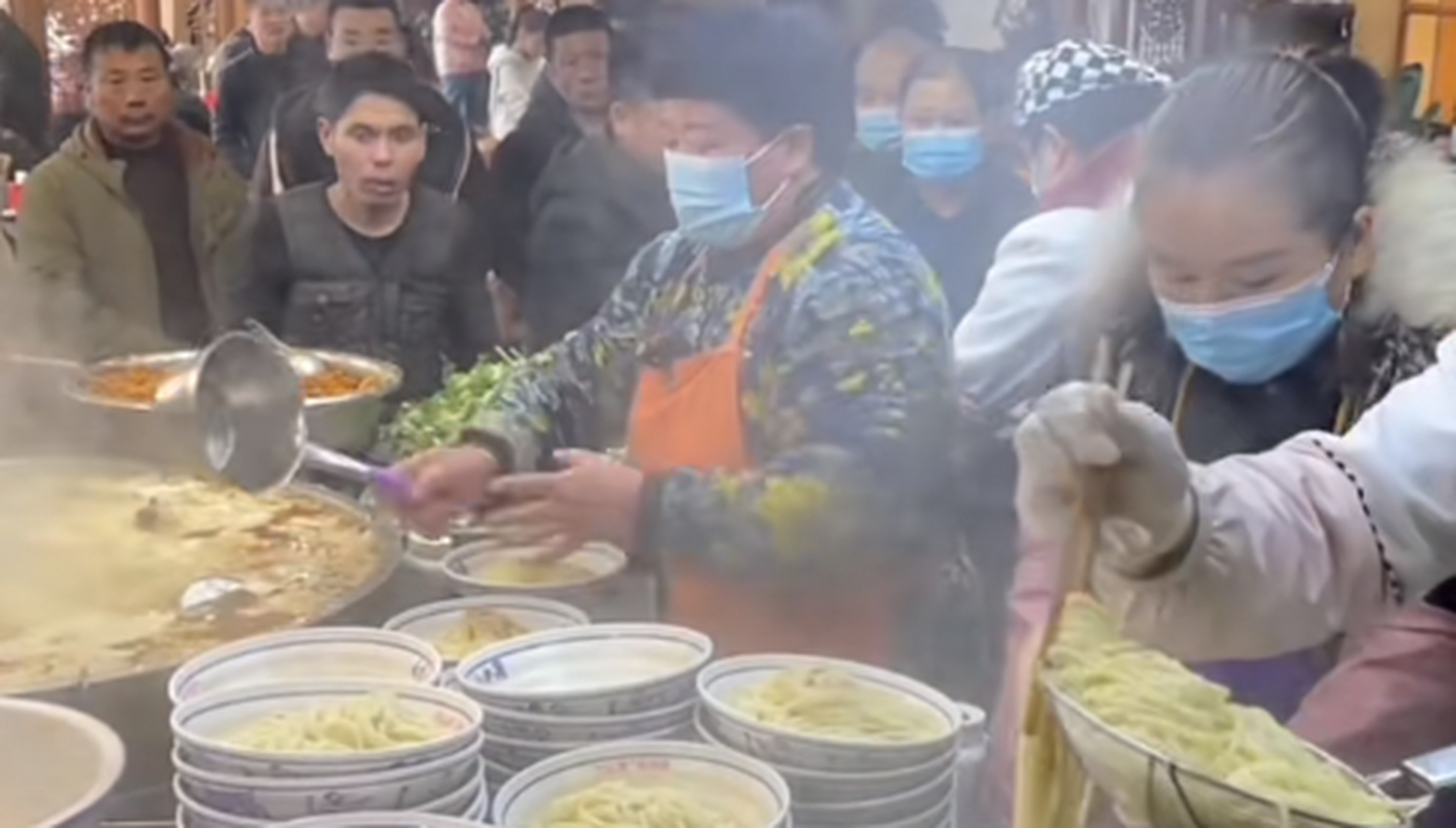 温州人做生意跟别人就是不一样,一个老板开了一家面馆,定制了一批