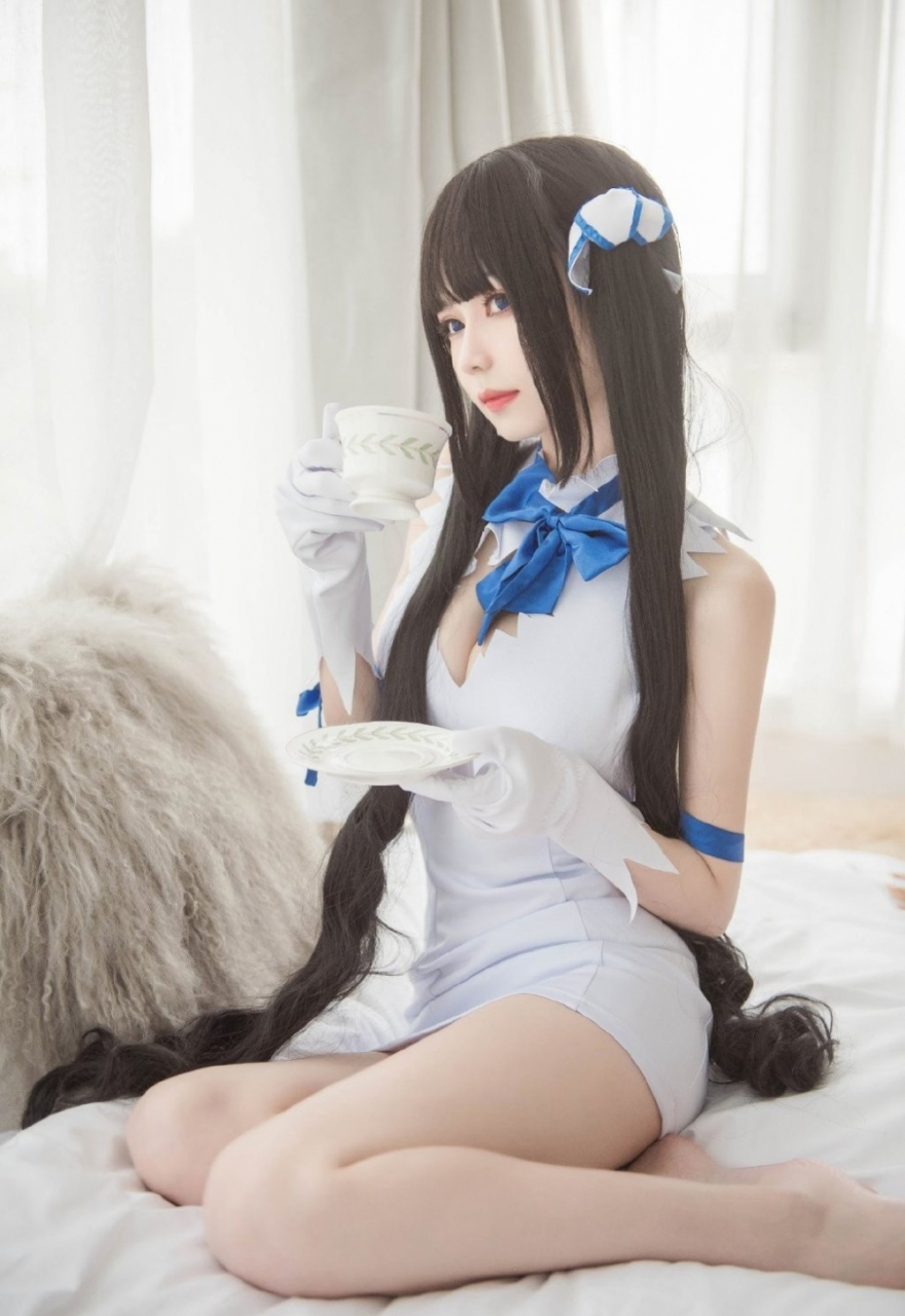 白皙美女赫斯缇亚cosplay写真