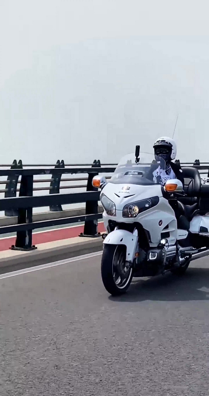 这世道真是变了吗?一介女流,骑这么大的摩托车竟然游刃有余