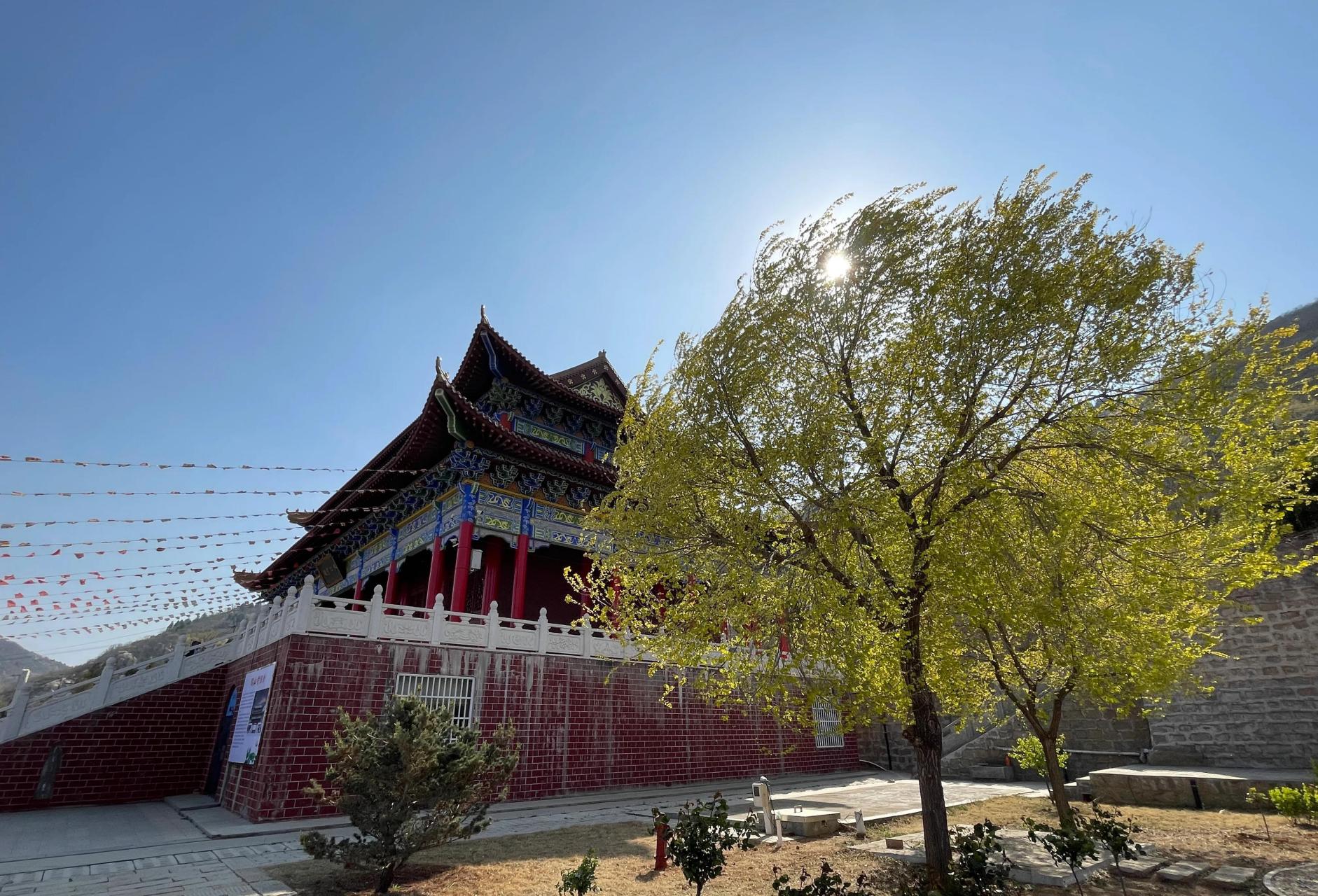 邹城鸿山寺,始建于唐代,因战乱被毁,这是2015年重建的寺庙,有大雄宝殿
