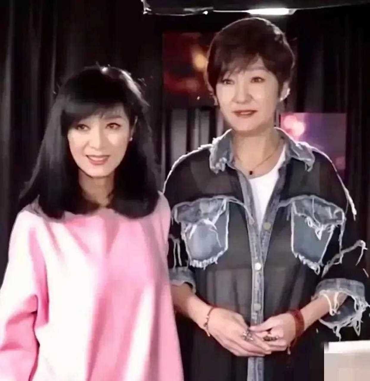 姐姐米雪和妹妹雪梨.一个是66岁,一个是57岁.
