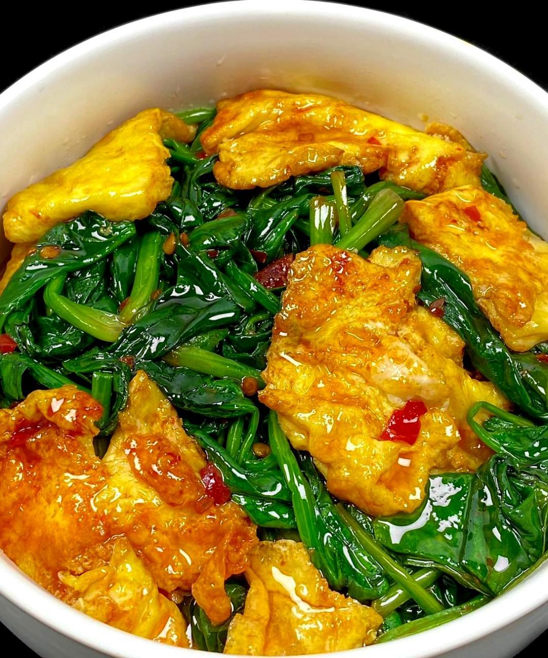 这道家常快手菜——菠菜炒蛋,味道巨好,非常适合搭配米饭食用!