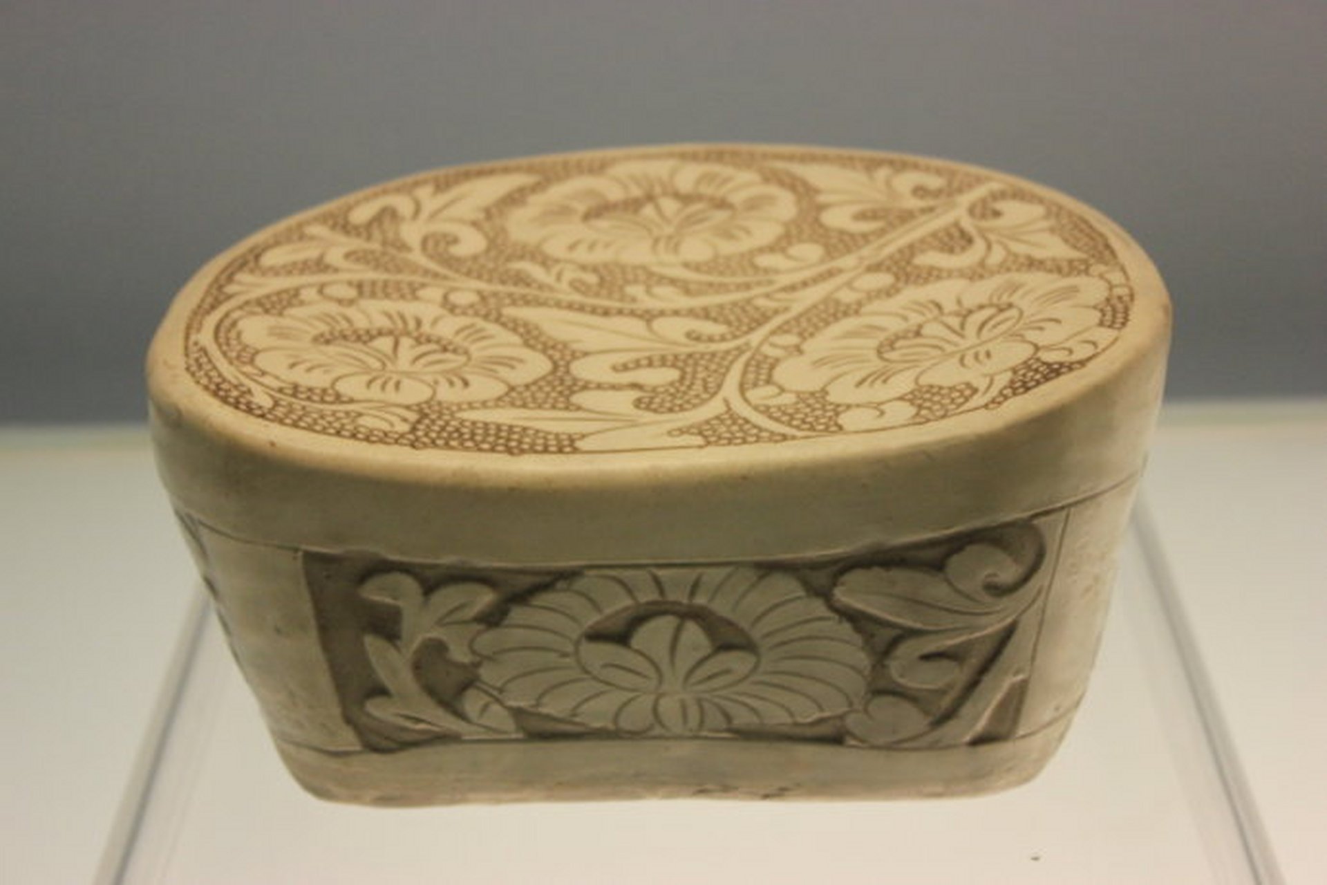 图一: 扒村窑白地黑花草纹瓶 图二:白釉莲花