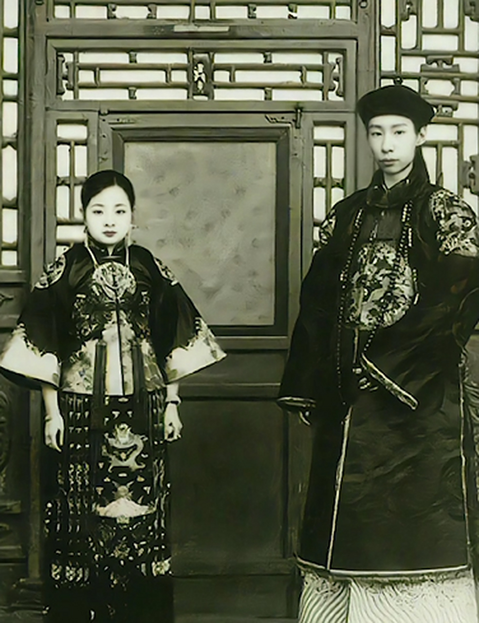 晚清时候一对年轻夫妻的合照,一看就是出身富贵人家