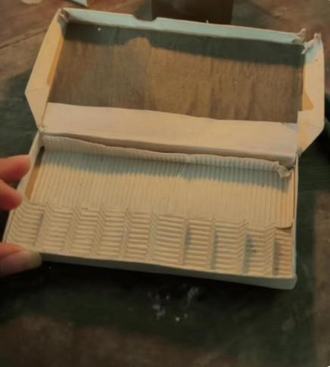 小时候就稀罕这个药盒,我都拿它做文具盒!