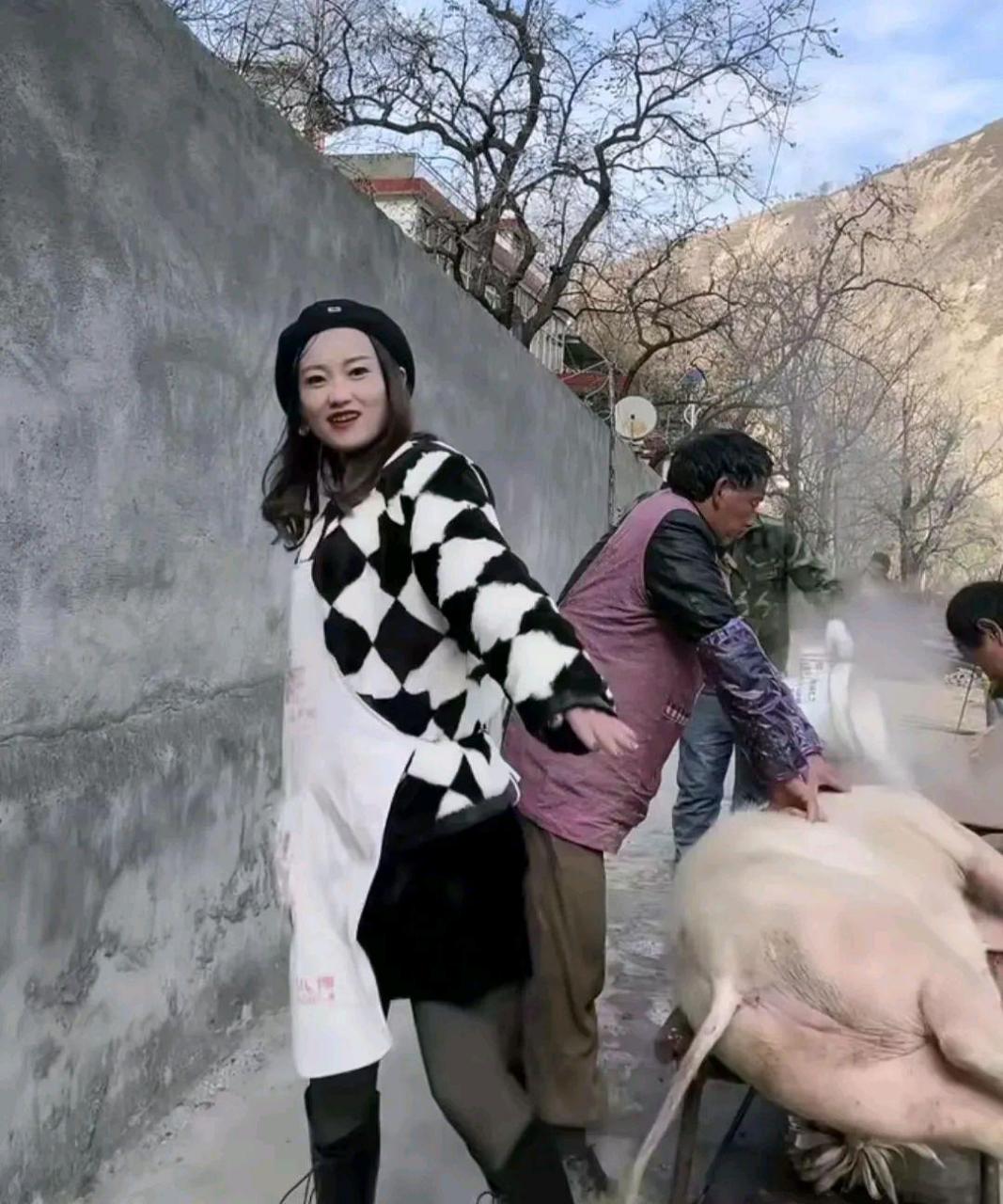 网友:要杀猪了,小姐姐开心的舞蹈