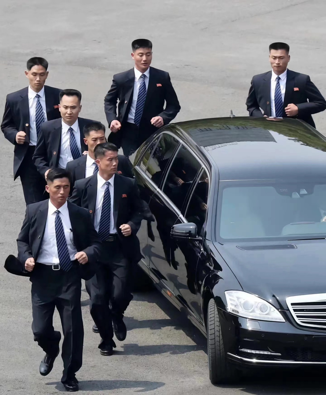 特种兵保镖(崔英道26岁)朝鲜护卫总局队员(前一)在一次执行最高司令官