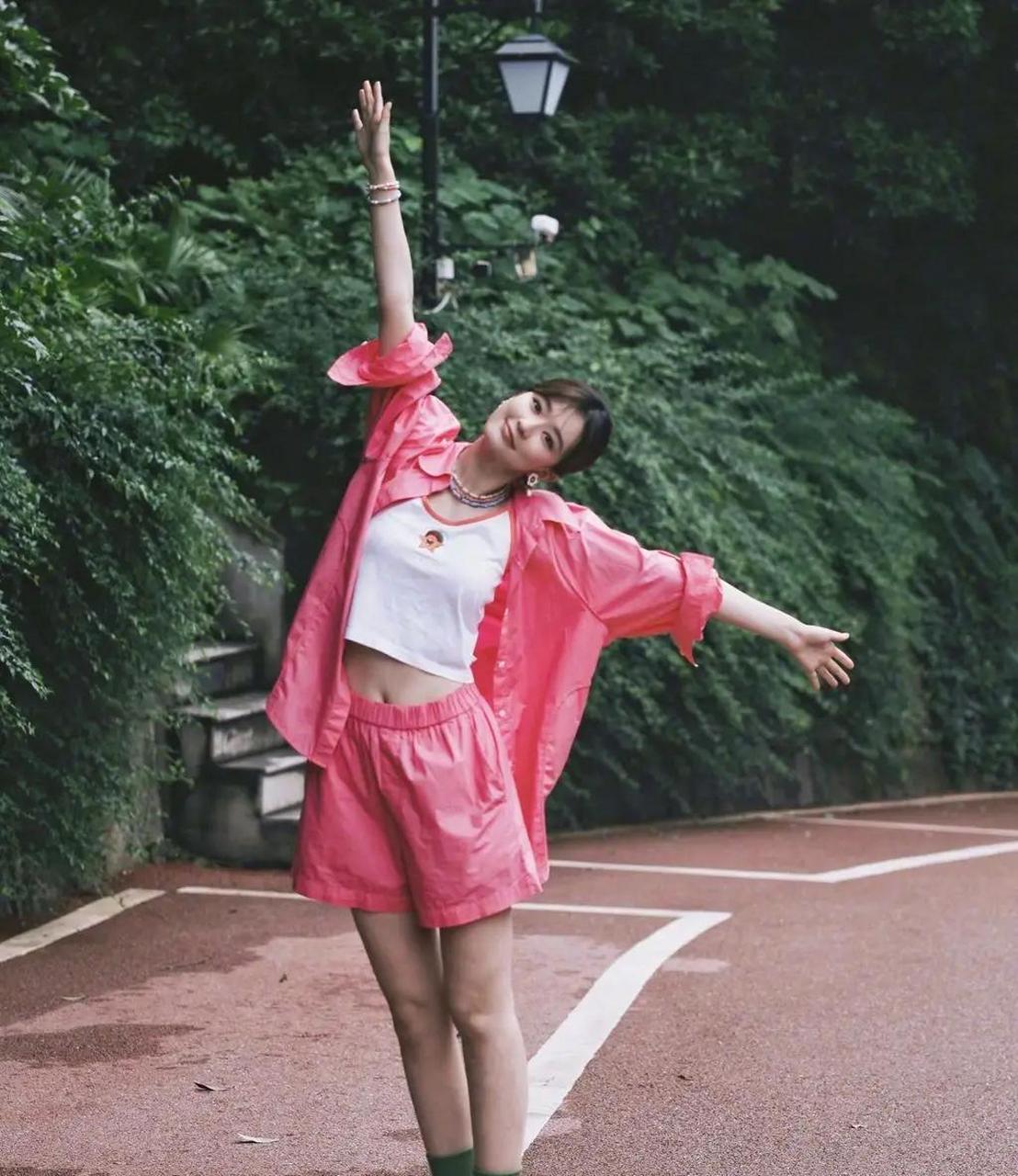 乔欣红色运动装户外写真合集