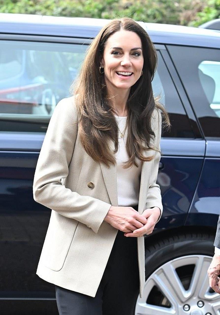 威尔士王妃凯特,到访温莎地区的婴儿福利机构,罕见穿了平底鞋