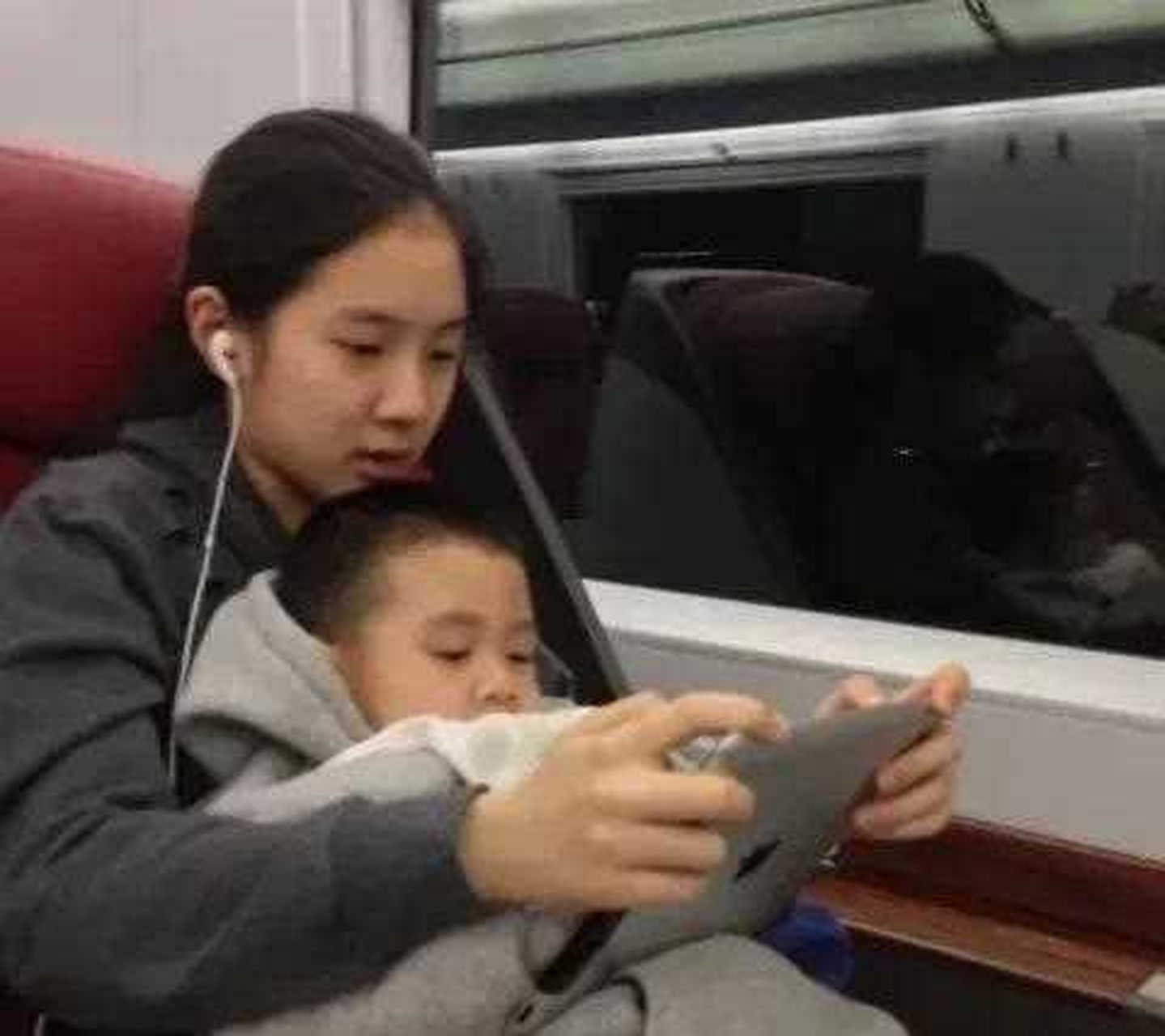 郑钧女儿郑楚怡的近照,撞脸赵露思,超级漂亮的小女孩.