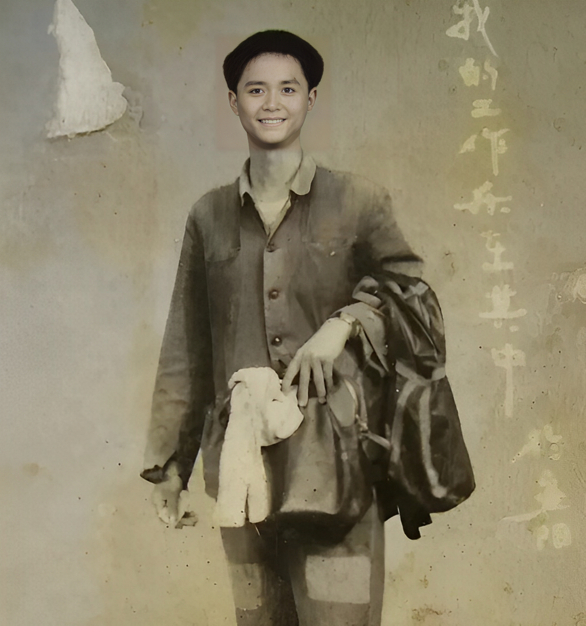 照片一是一位年轻的小伙子服从组织安排,投身于农村插队!