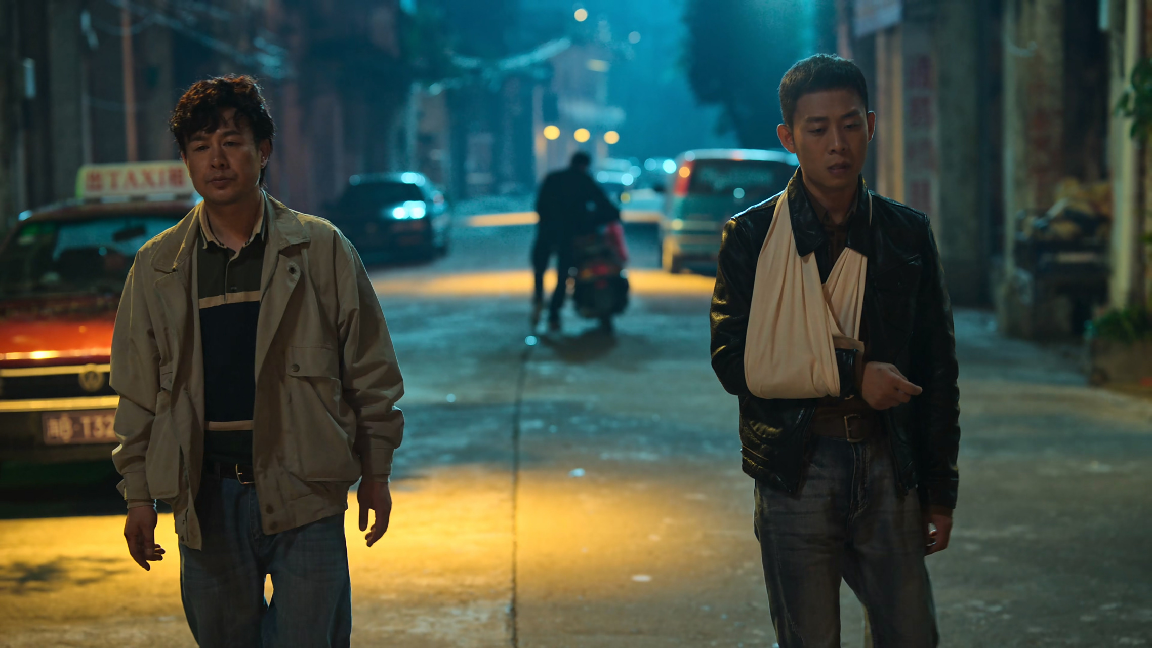 狂飙# #电视剧狂飙# 初次见面时,高启强是被欺负的鱼贩,安欣同情说哪