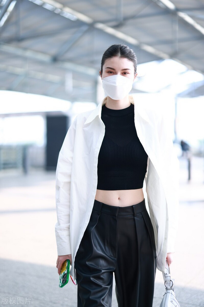 何穗机场街拍,白色衬衫搭配黑色croptop,西装裤简约高级!