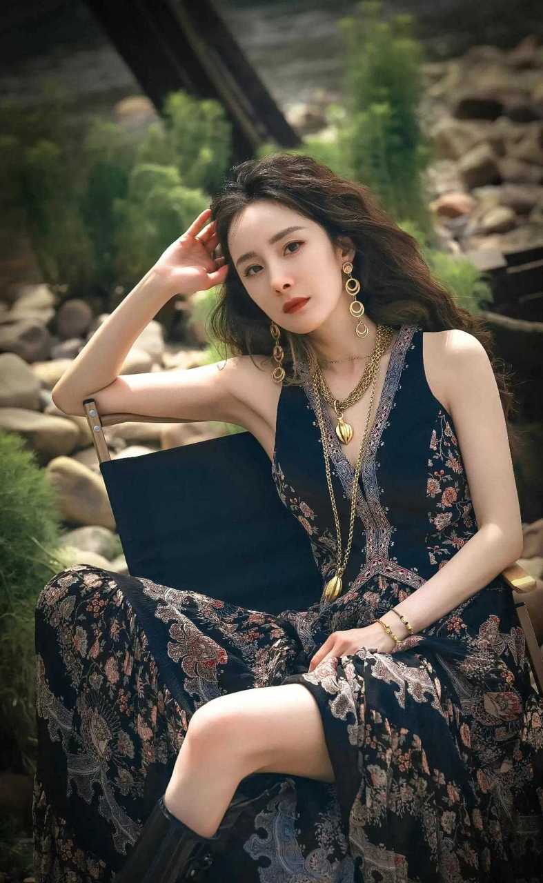 杨幂时尚芭莎露营大片, 青山绿水间,拥抱自然的风,[已阅] 黑色花裙
