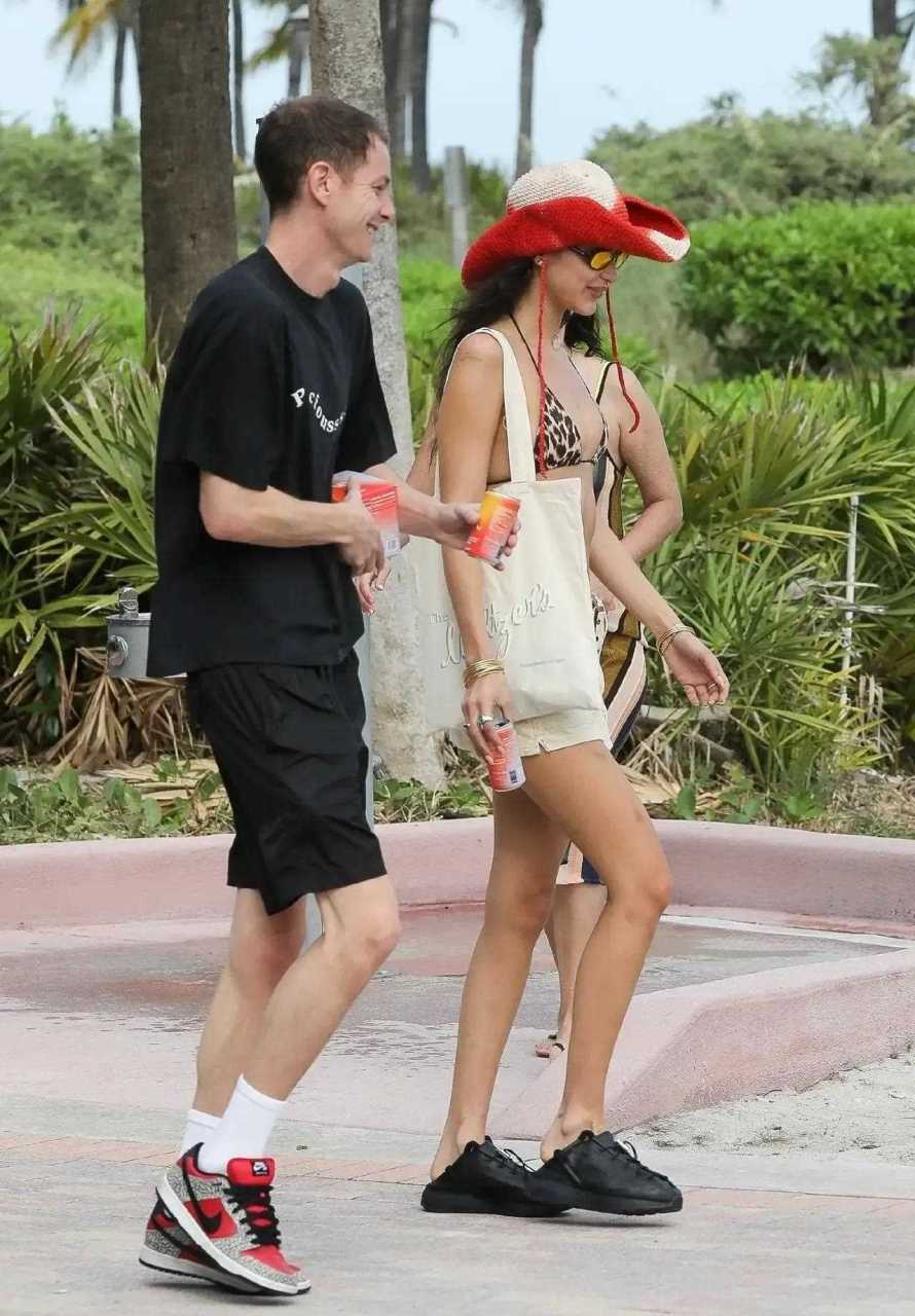 维密超模贝拉·哈迪德bella hadid 日海滩度假高清美图,豹纹比基尼秀