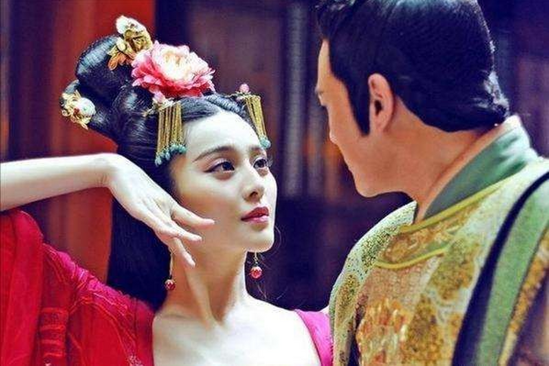 这天,大唐太尉长孙无忌下朝回到家不久,唐高宗李治和昭仪武媚娘就来了