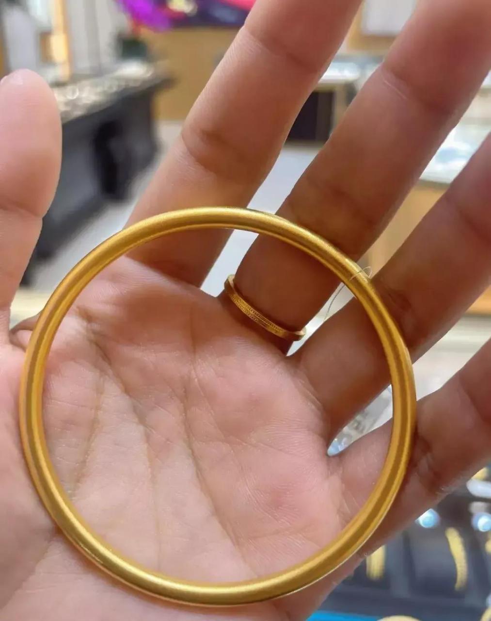 昨天自己生日没忍住在老凤祥给自己买了一个两万多的金镯子,买回家就