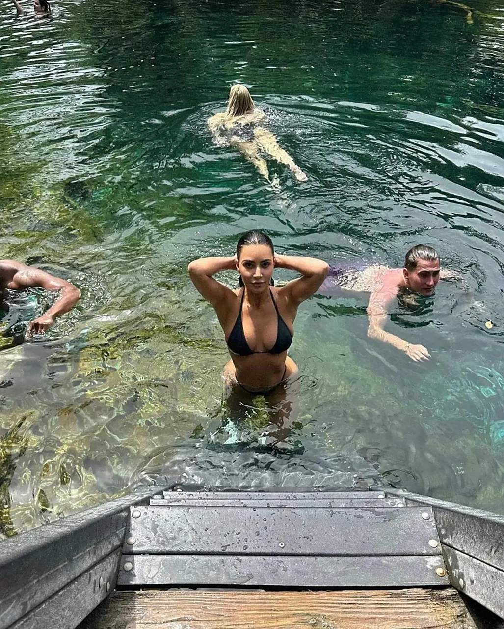 金·卡戴珊身穿比基尼十分抢镜  金·卡戴珊,这个名字在娱乐圈中几乎