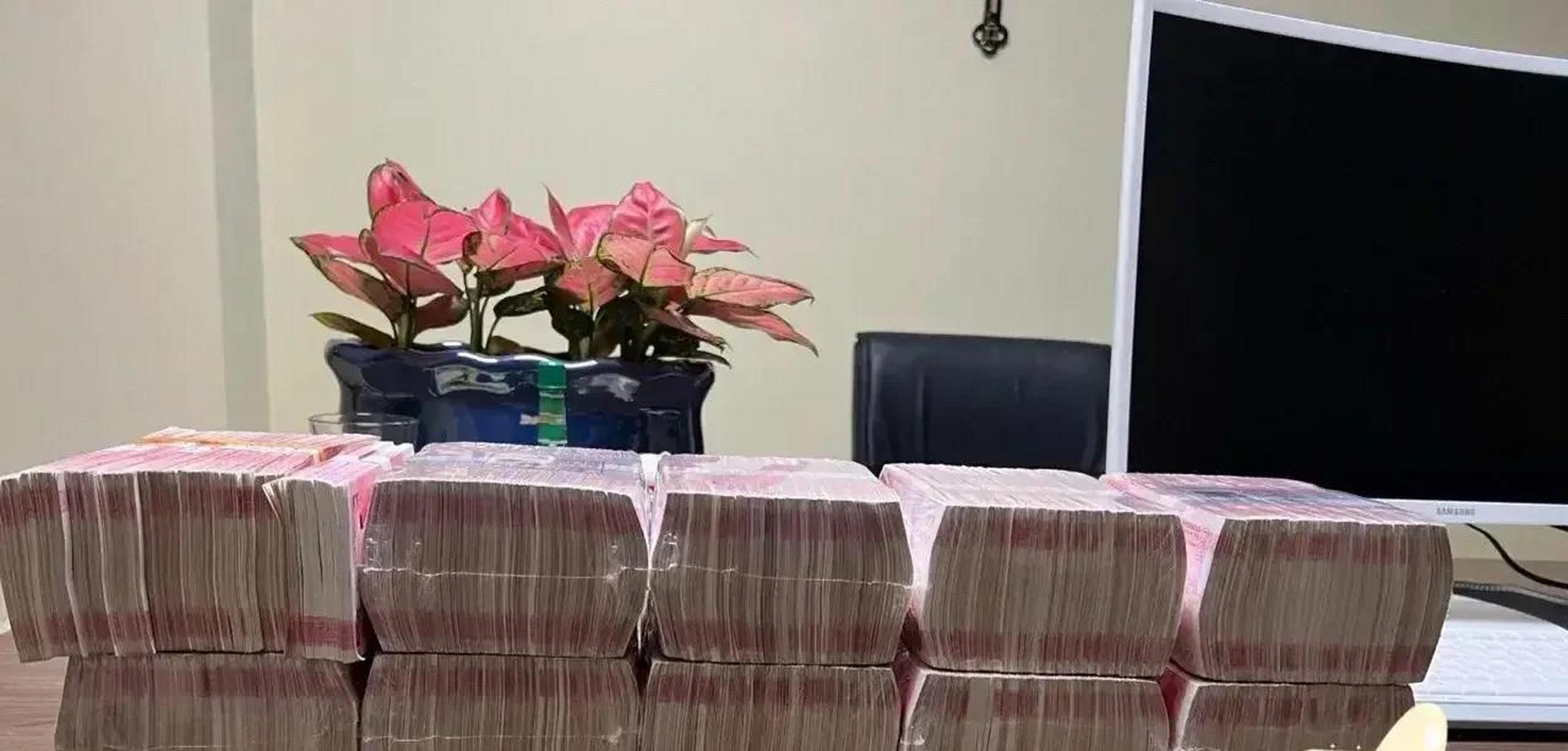 一百万现金存银行你就不用上班了. 躺着睡觉都行.