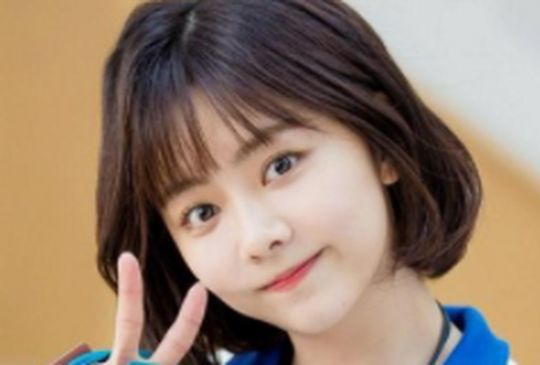 圆脸又称为"苹果脸,娃娃脸",脸颊圆润,颧骨结构不明显,外轮廓从整体看