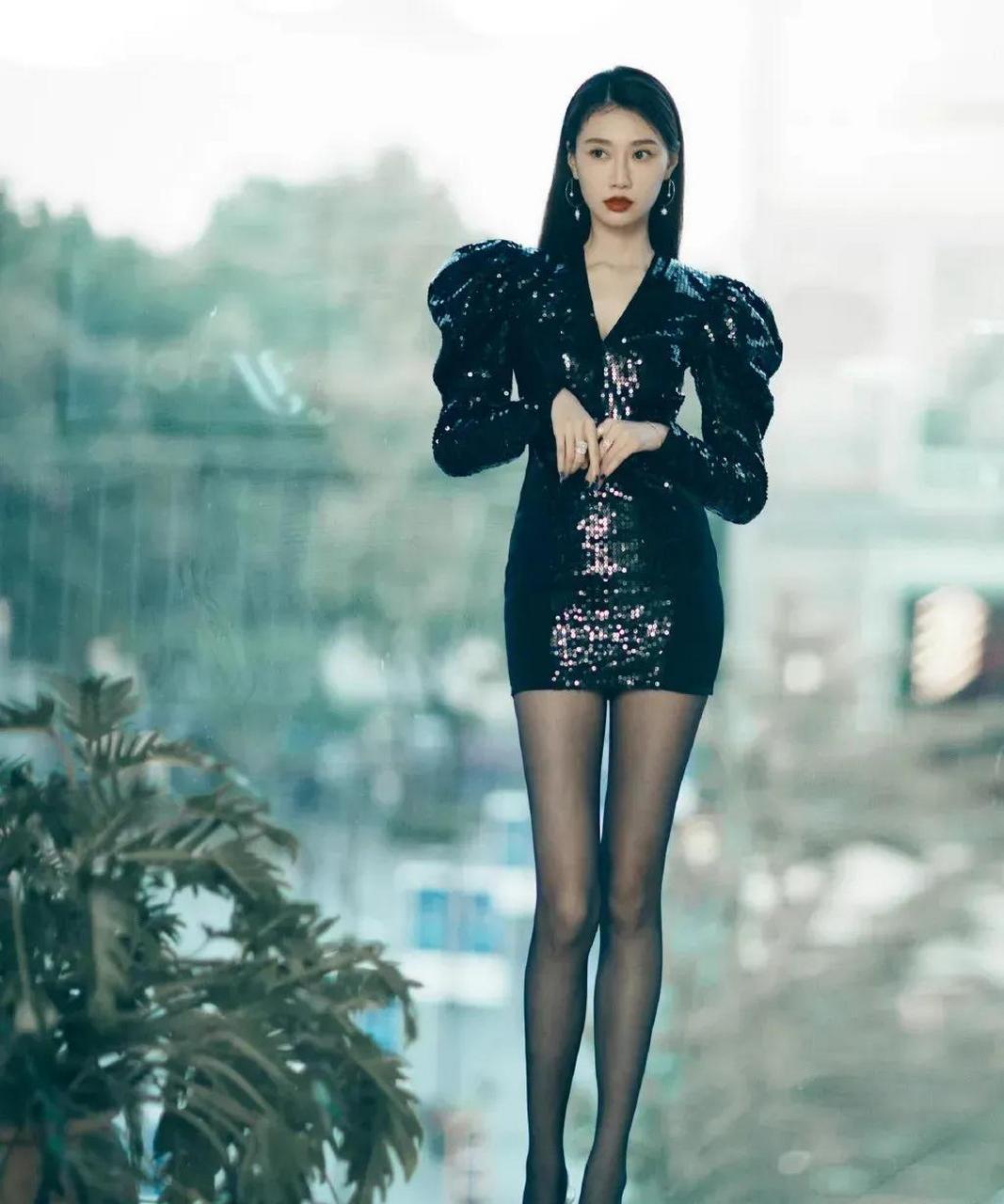 身高182的主持界第一大长腿:李斯羽