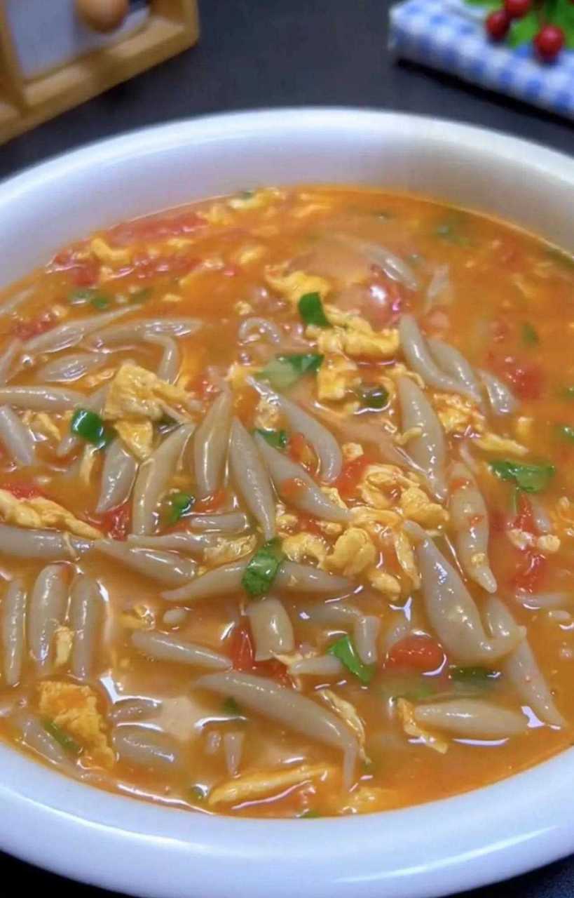 不想起早就给孩子做一锅这样的西红柿鸡蛋面鱼,几分钟就搞定啦.