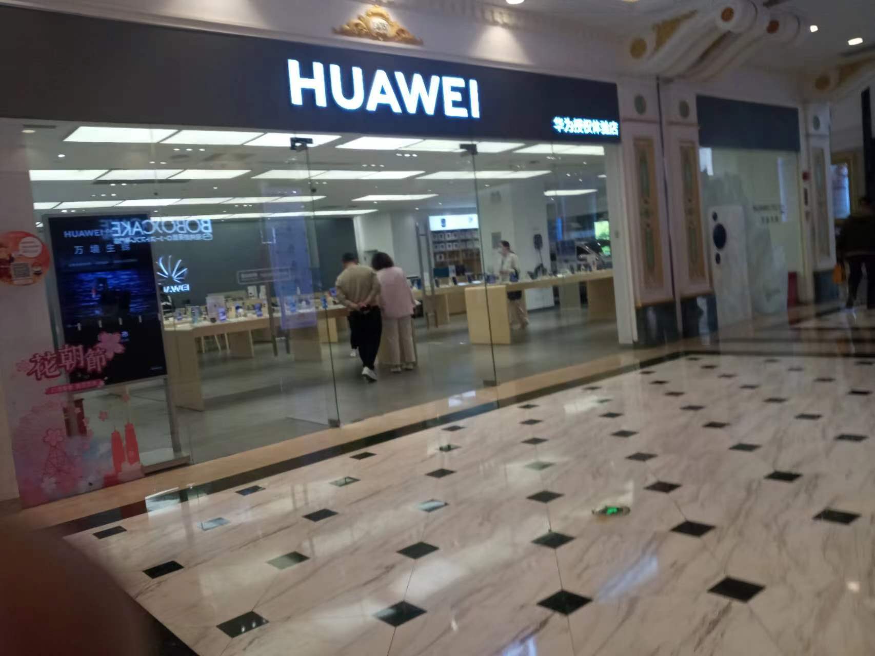 今天周一,中午休息,闲着无事去上海环球港逛了一圈.