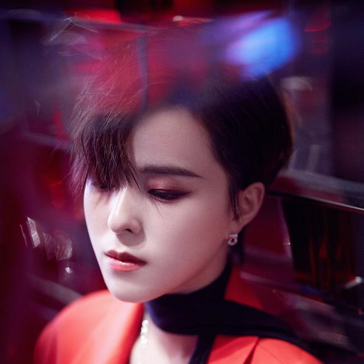 杨芸晴红色廓形西装搭配利落短发,霸气又不失性感![困]