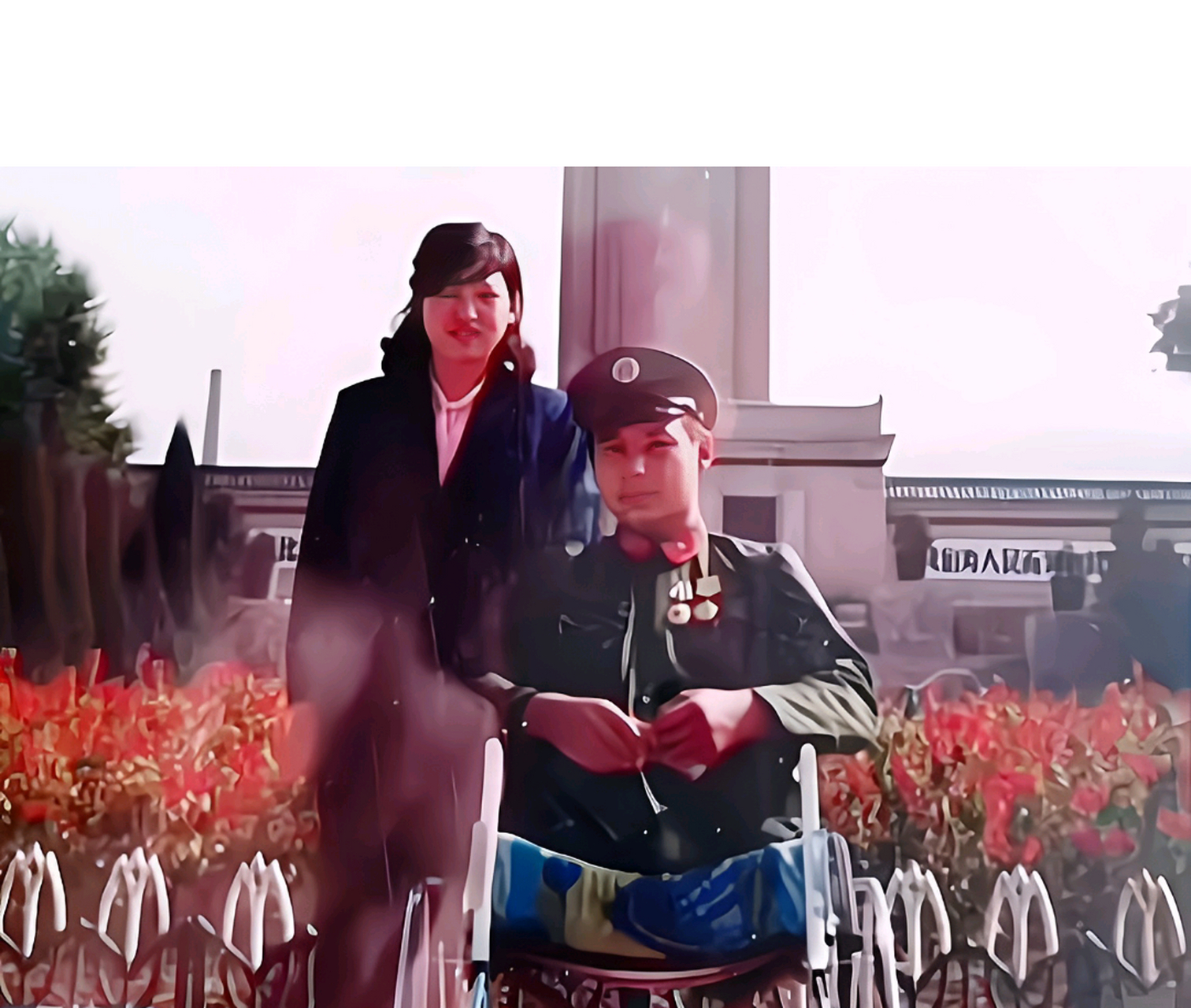 1980年代,排雷英雄刘庄,与妻子赵润莲的珍贵合影,1986年英雄在老山