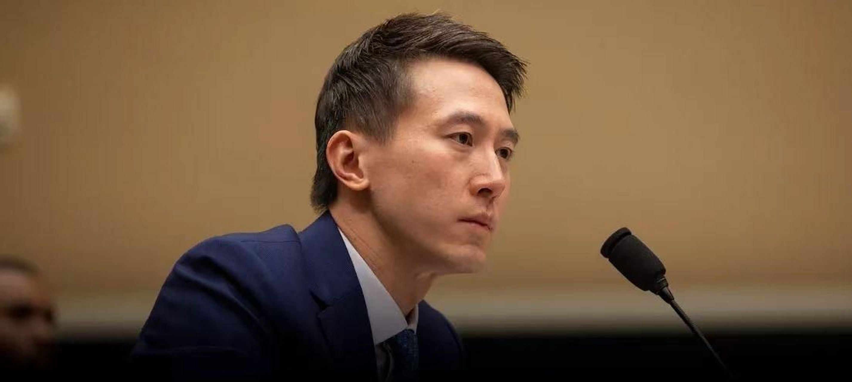 美国议员以为tiktok的周受资是中国人,所以故意问他,为什么tiktok在