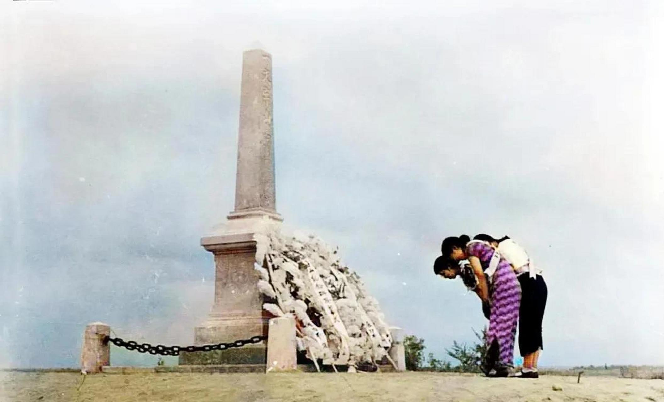 抗日战争时期,这是卢沟桥附近"一文字山"上日本人立的"七七事变"纪念