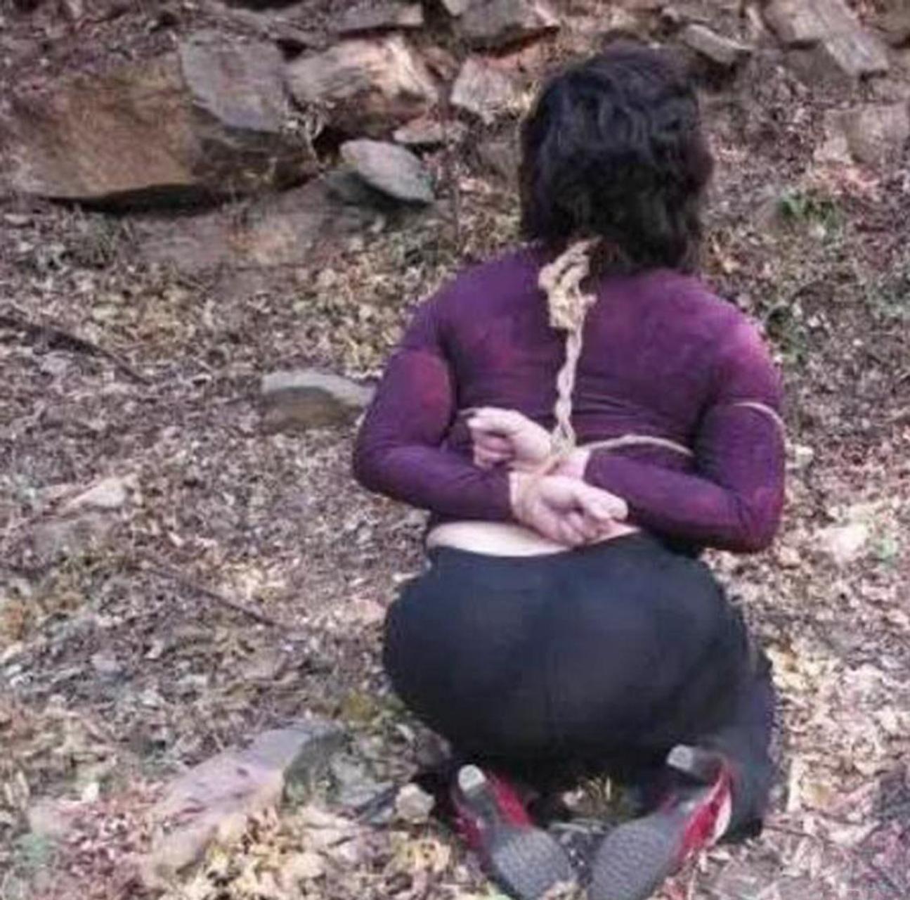 照片中,女犯人被法律绑在背后,跪在地上!