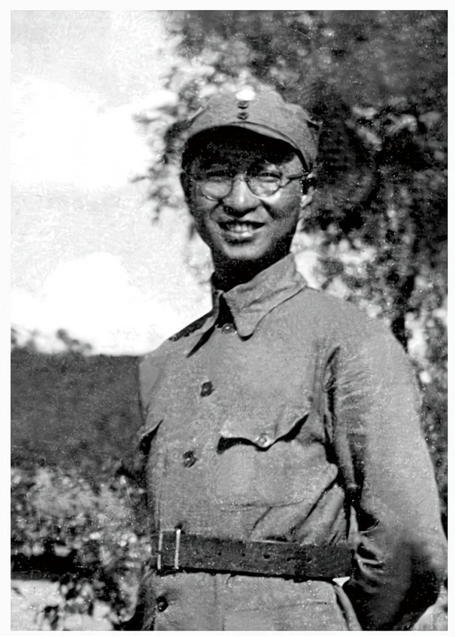 这是陈赓在抗日时期的一张照片,照片上的陈赓戴着一