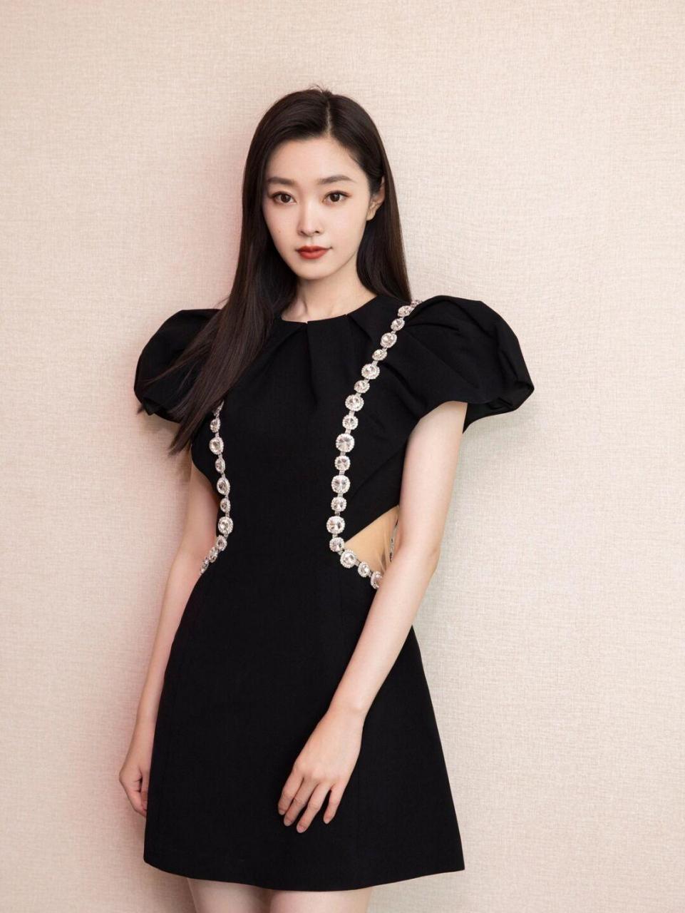 宋轶大玩"纯欲风",穿黑色连衣裙腰部挖空,女团身材简直无敌了