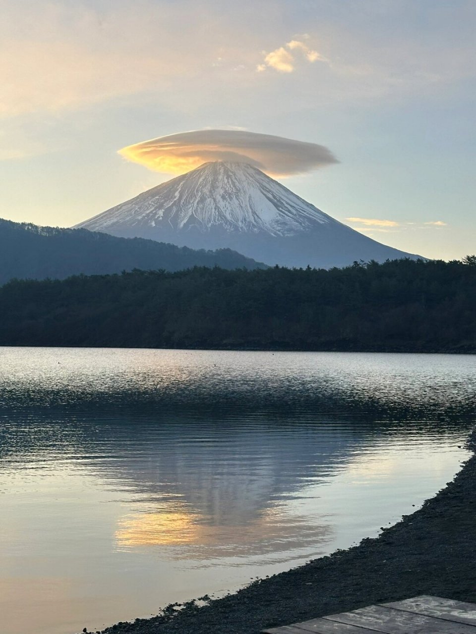 今日,即2023年12月7日,日本最著名的自然景观之一——富士山再次展示