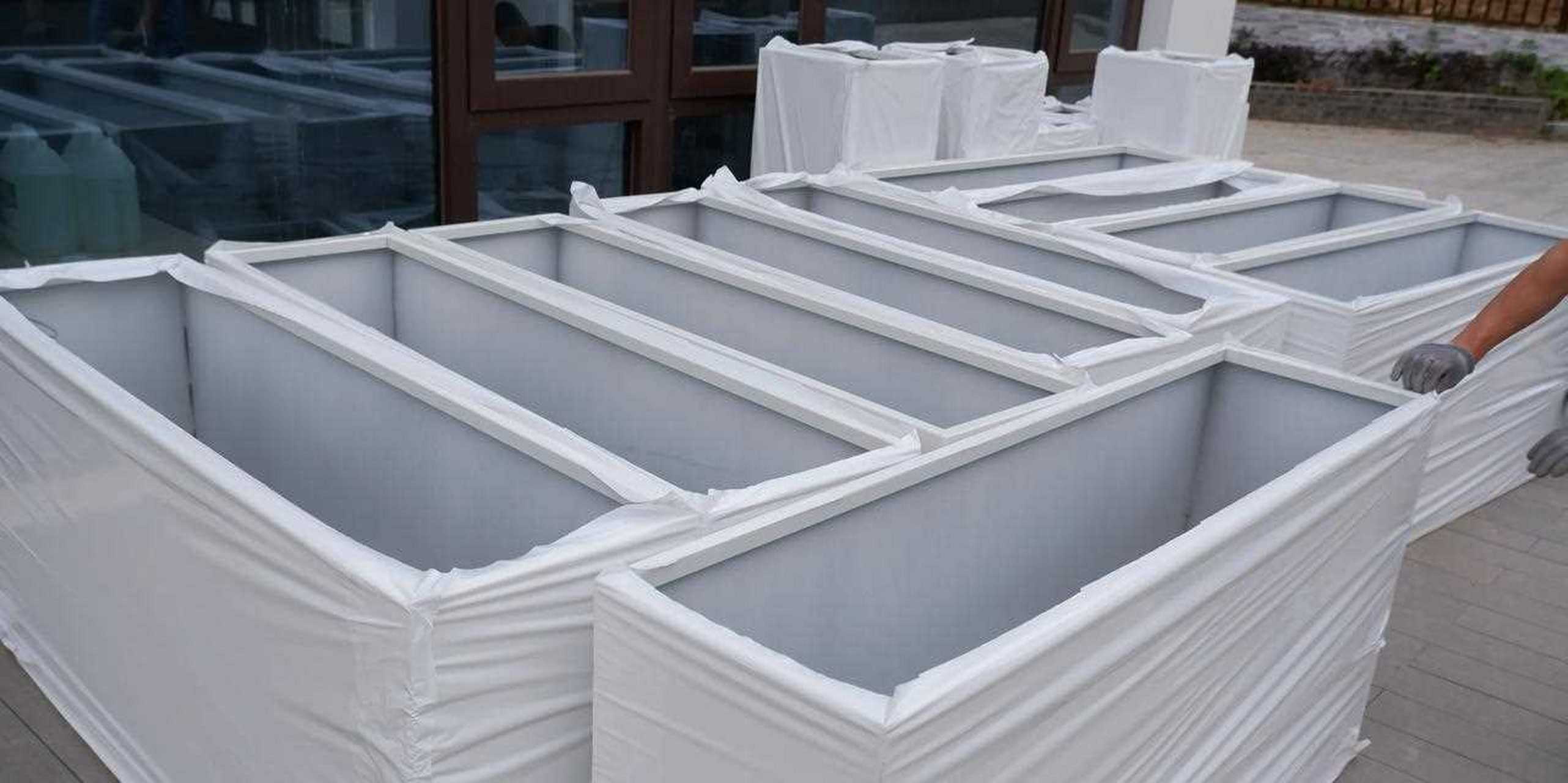 摆放定制的白色铝合金花箱 马上就要开始配置植物啦[抓狂]