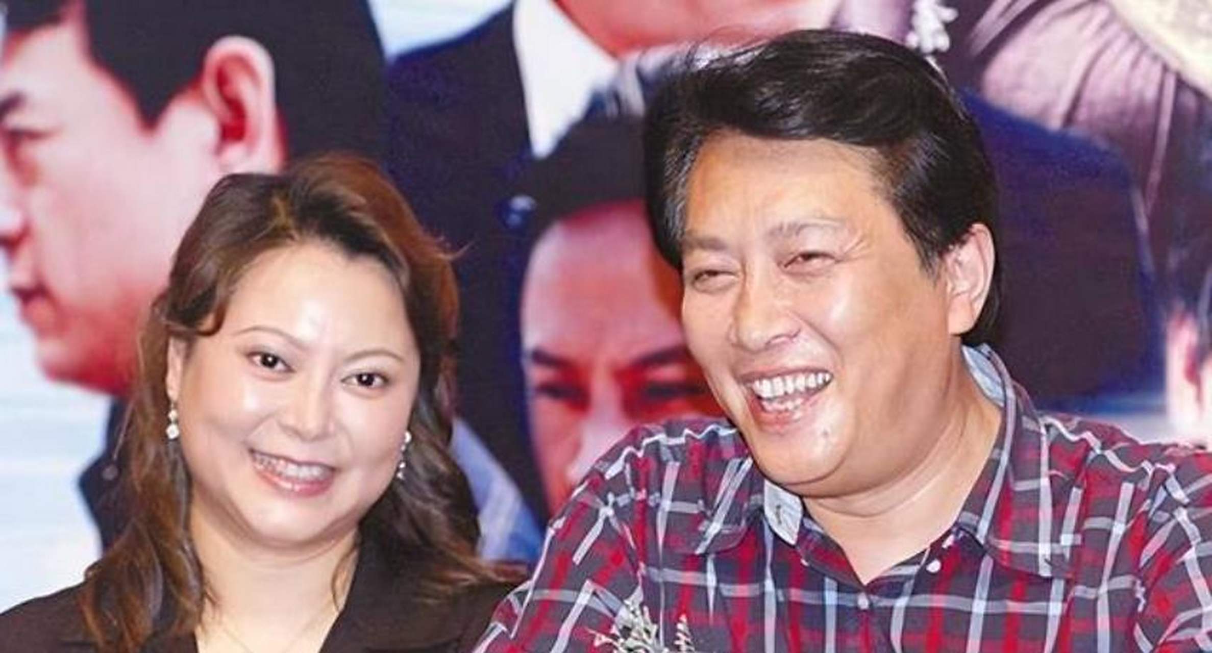 1990年的除夕夜,唐国强的妻子孙涛洗完澡来到化妆镜前,细细为自己梳妆