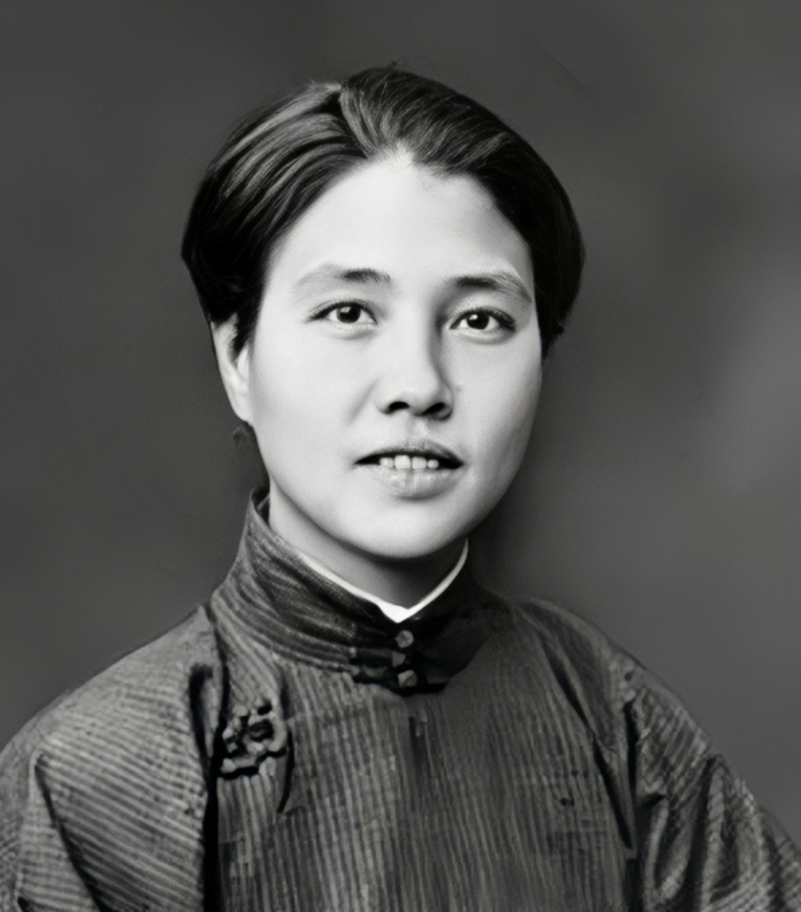 敌人害怕她在路上高呼口号,就把沙石塞入其口中,并