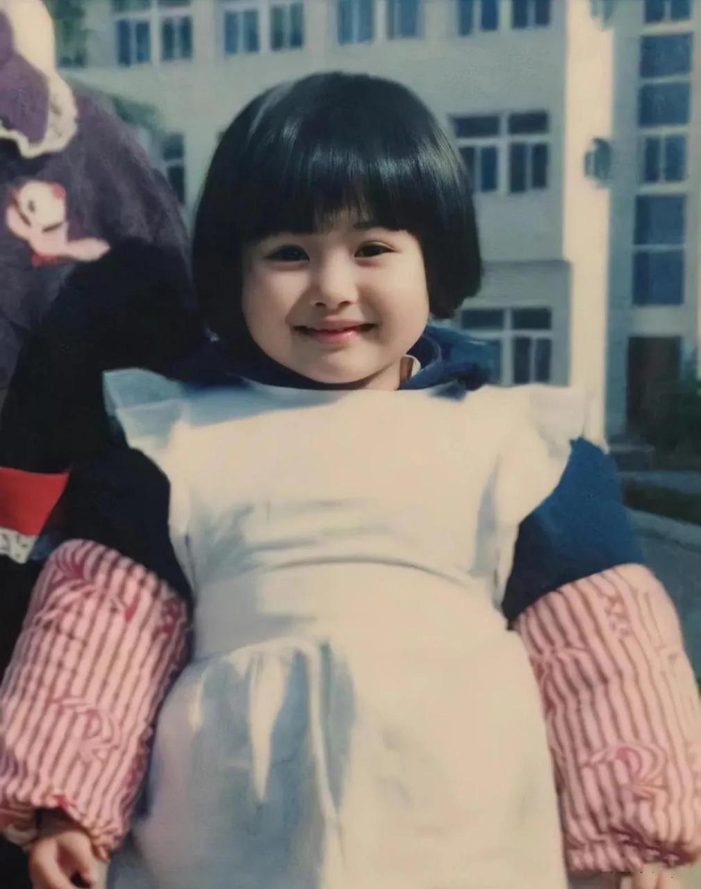 上个世纪90年代,一张摄于某地区的小女孩照片风靡全球.