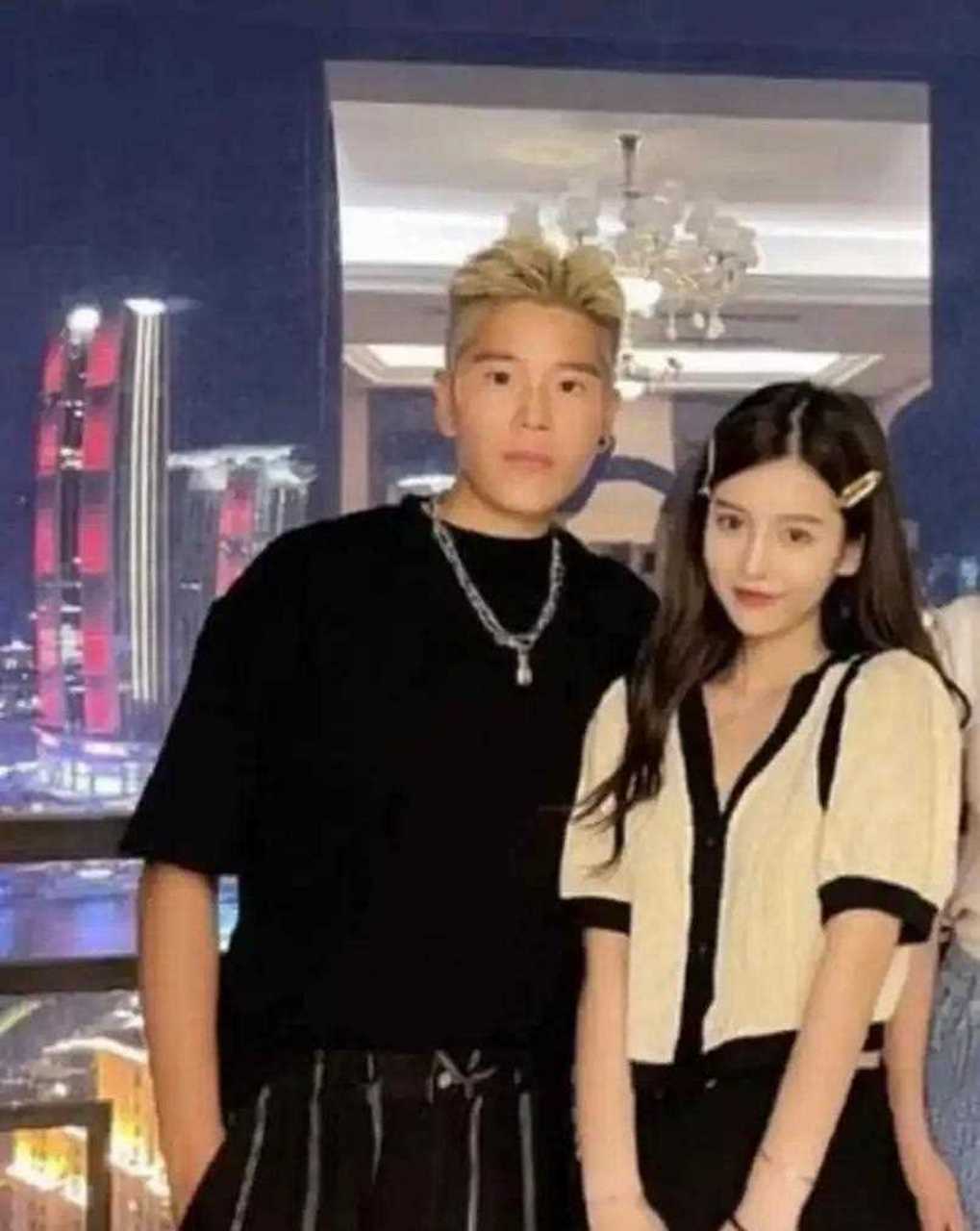 女足夺冠了,女足李影的女友真漂亮啊!