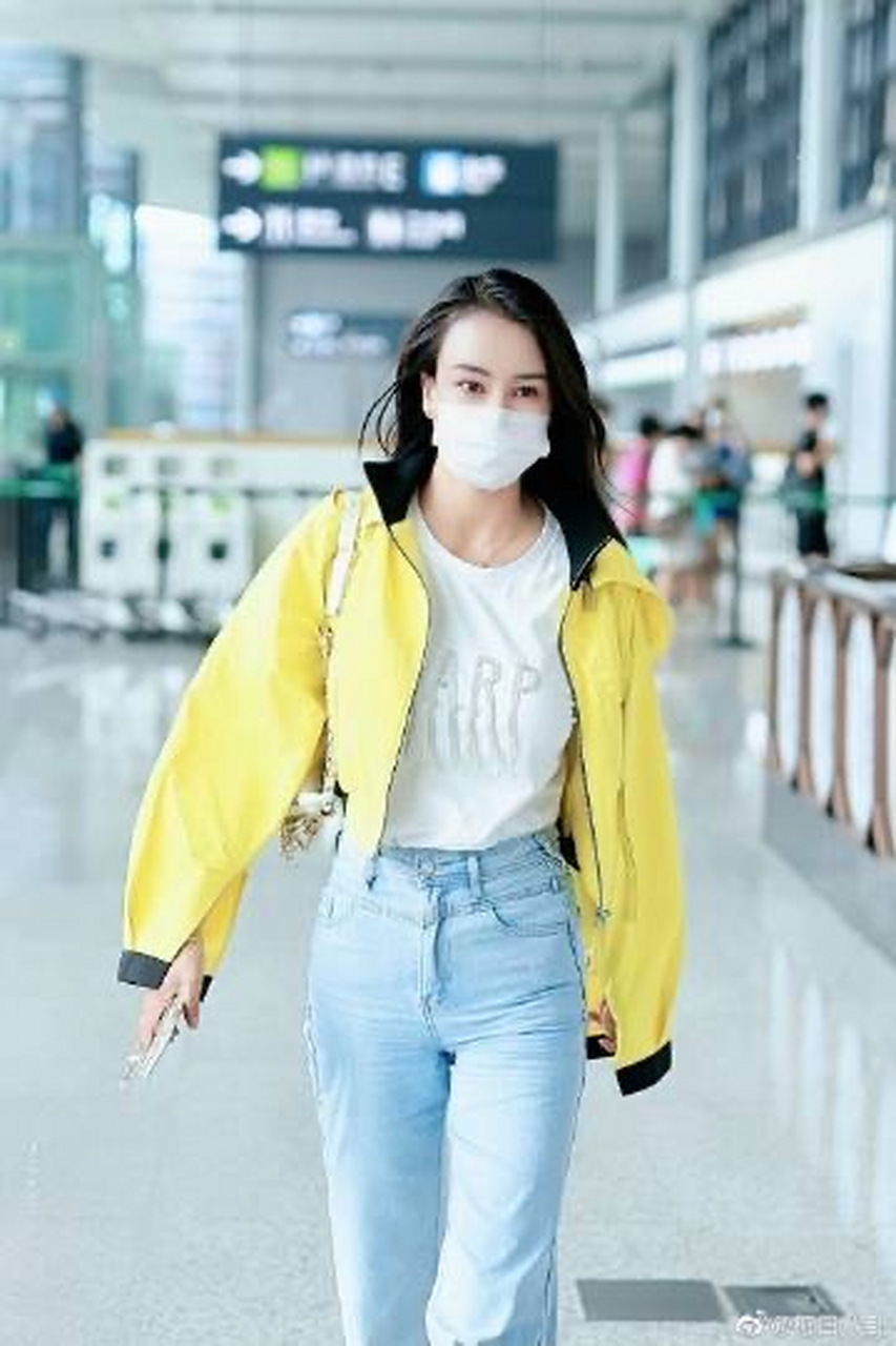 每日八卦 #每日八卦快报# #母其弥雅现身机场# 近日,@母其弥雅 身着一