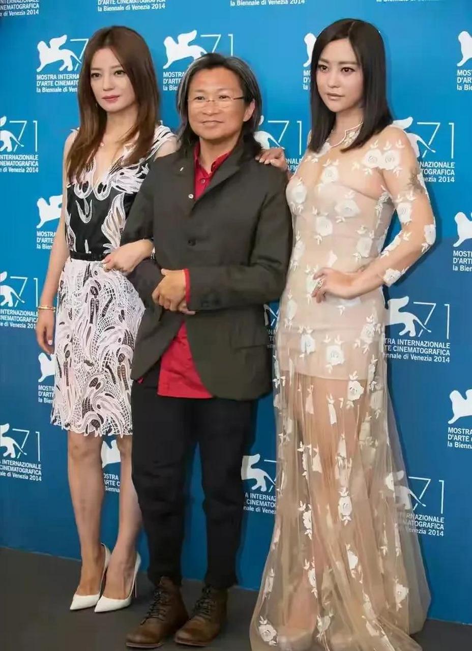 gif创作人# 赵薇,郝蕾同框出席活动!