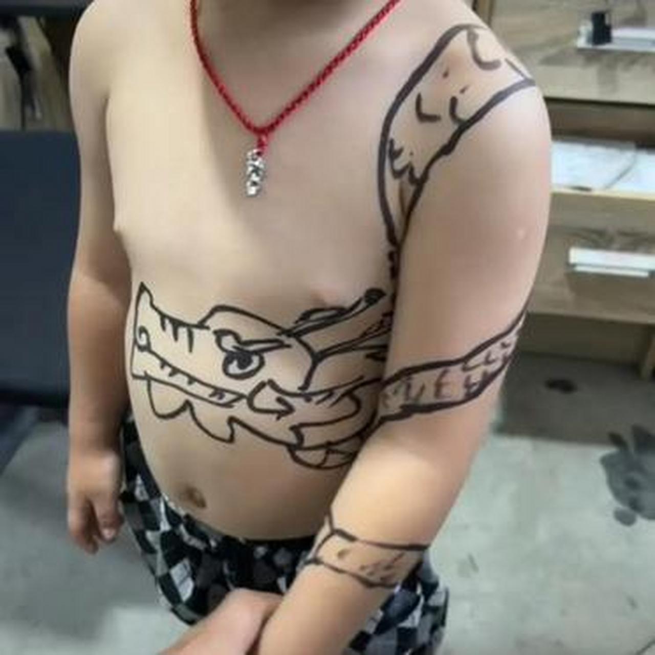 小侄子跟着他爸看古惑仔,就想要纹身,该怎么教育他?