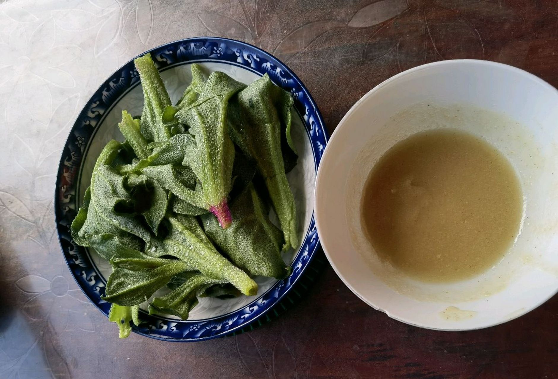 冰菜芝麻酱 冰菜是现在比较流行的一种绿色有机菜,搭配芝麻酱吃特别