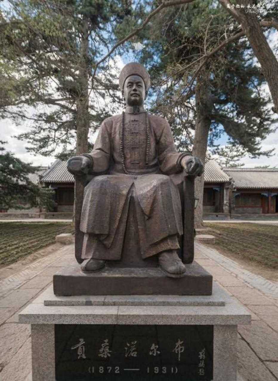 喀喇沁亲王府,坐落于内蒙古赤峰市喀喇沁旗王爷府镇,是清朝贡亲王的