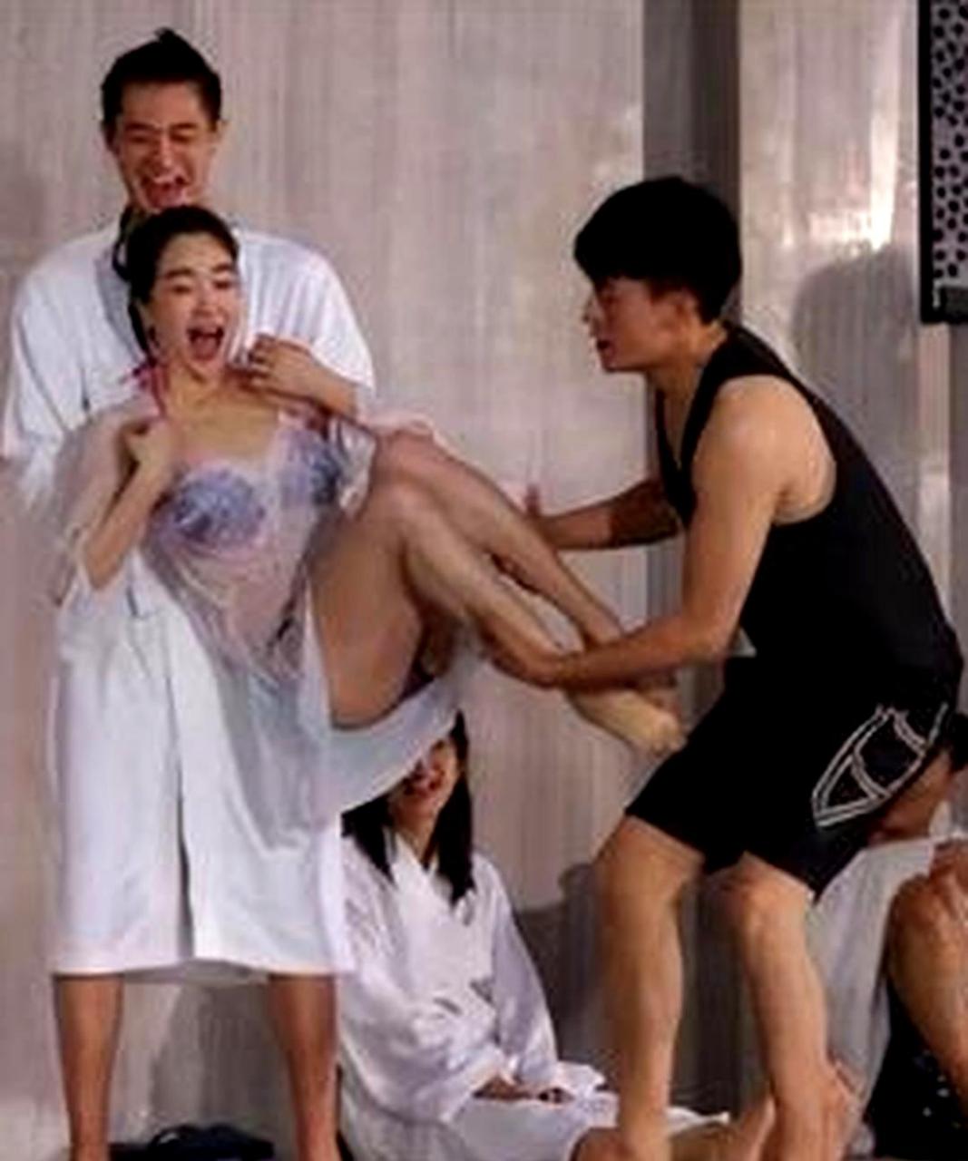 左小青喜欢游泳,身材真的很好.