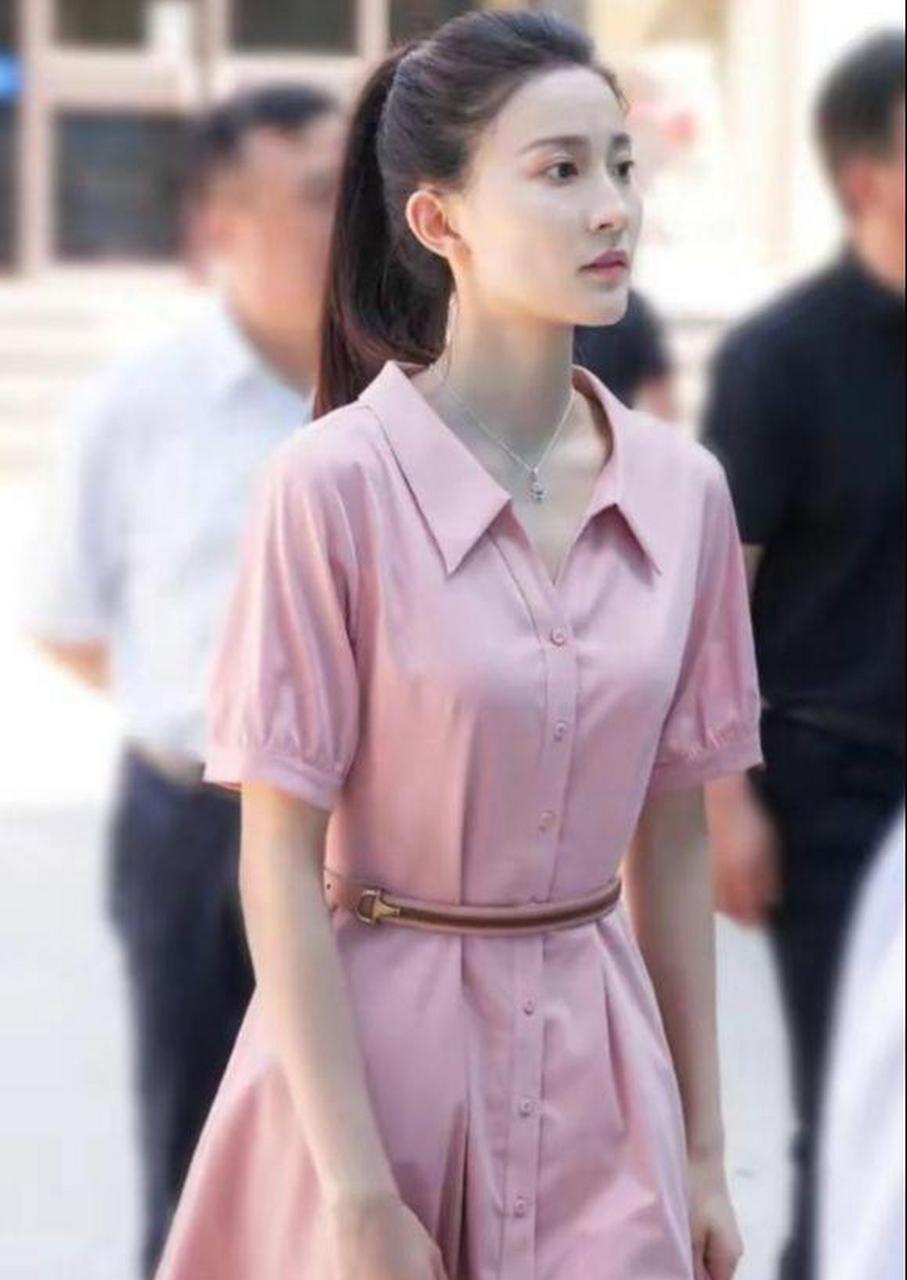 孙杨25岁女友挺好看的!一袭粉色衬衫裙清纯甜美,不愧为体操女神